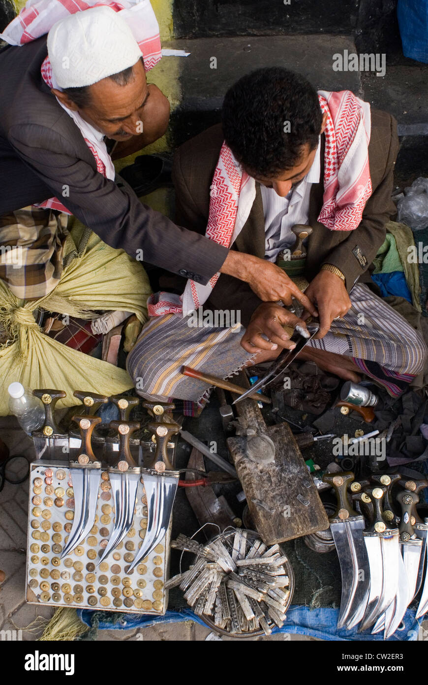 Handwerker in Bab Al-Jemen in der Altstadt von Sana ' a, ein UNESCO-World Heritage Site, Jemen, Westasien, Arabische Halbinsel. Stockfoto