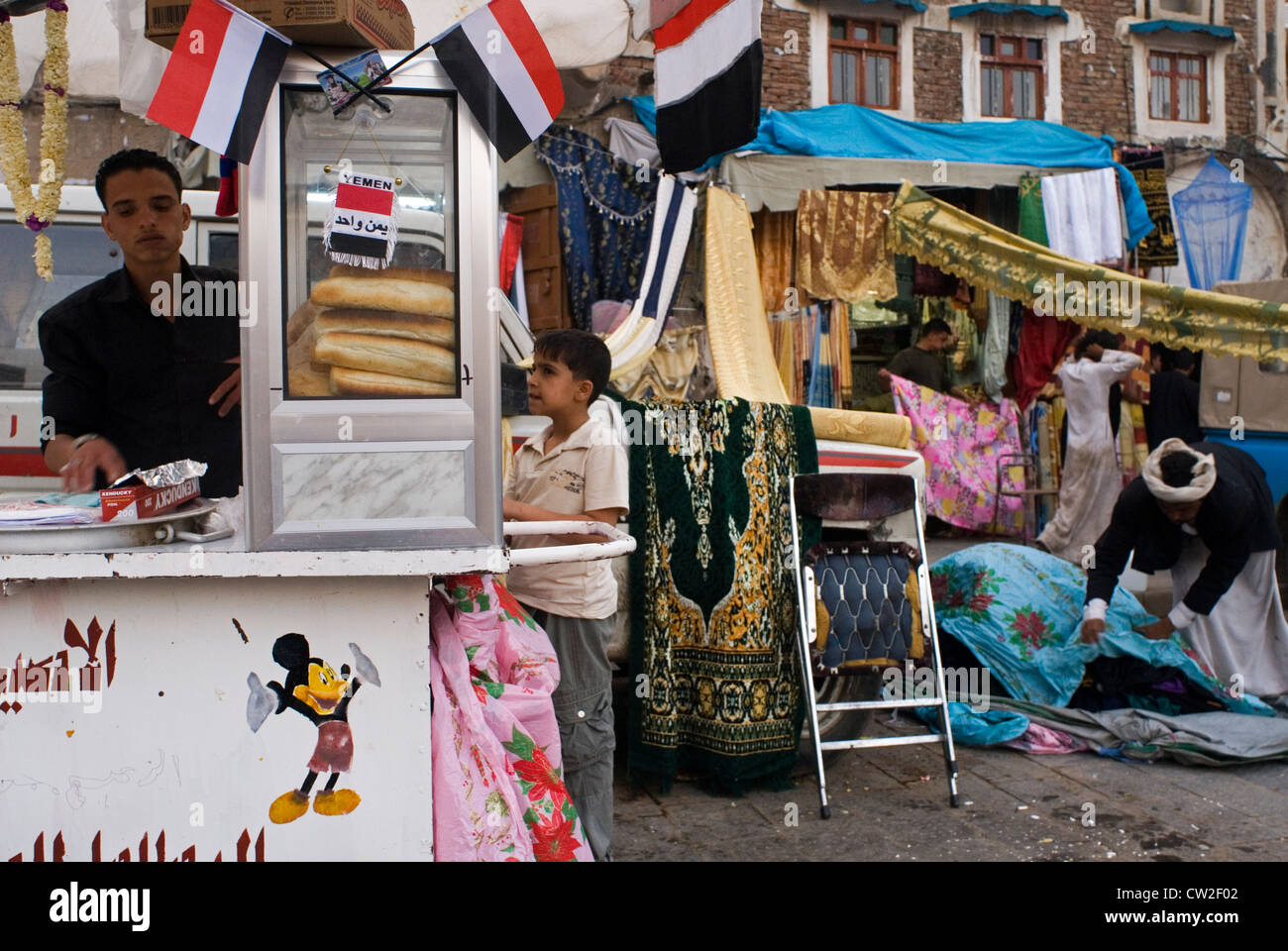 Garküche in der Altstadt von Sana'a, einem UNESCO-Weltkulturerbe, Jemen, Westasien, Arabische Halbinsel. Stockfoto
