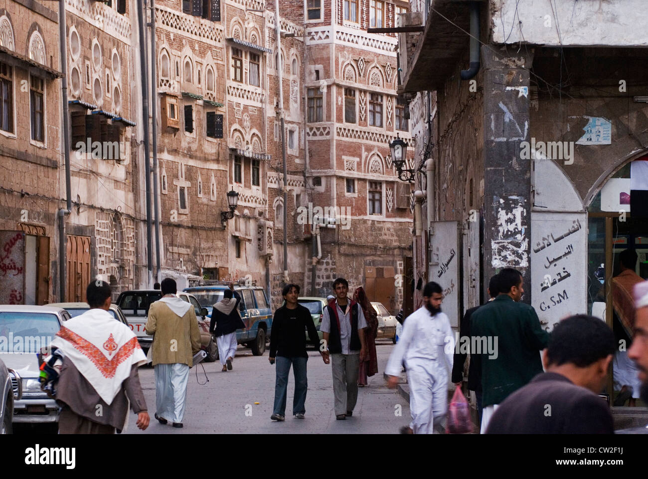 Straße in der Altstadt von Sana ' a bei Dämmerung, ein UNESCO-World Heritage Site, Jemen, Westasien, Arabische Halbinsel. Stockfoto