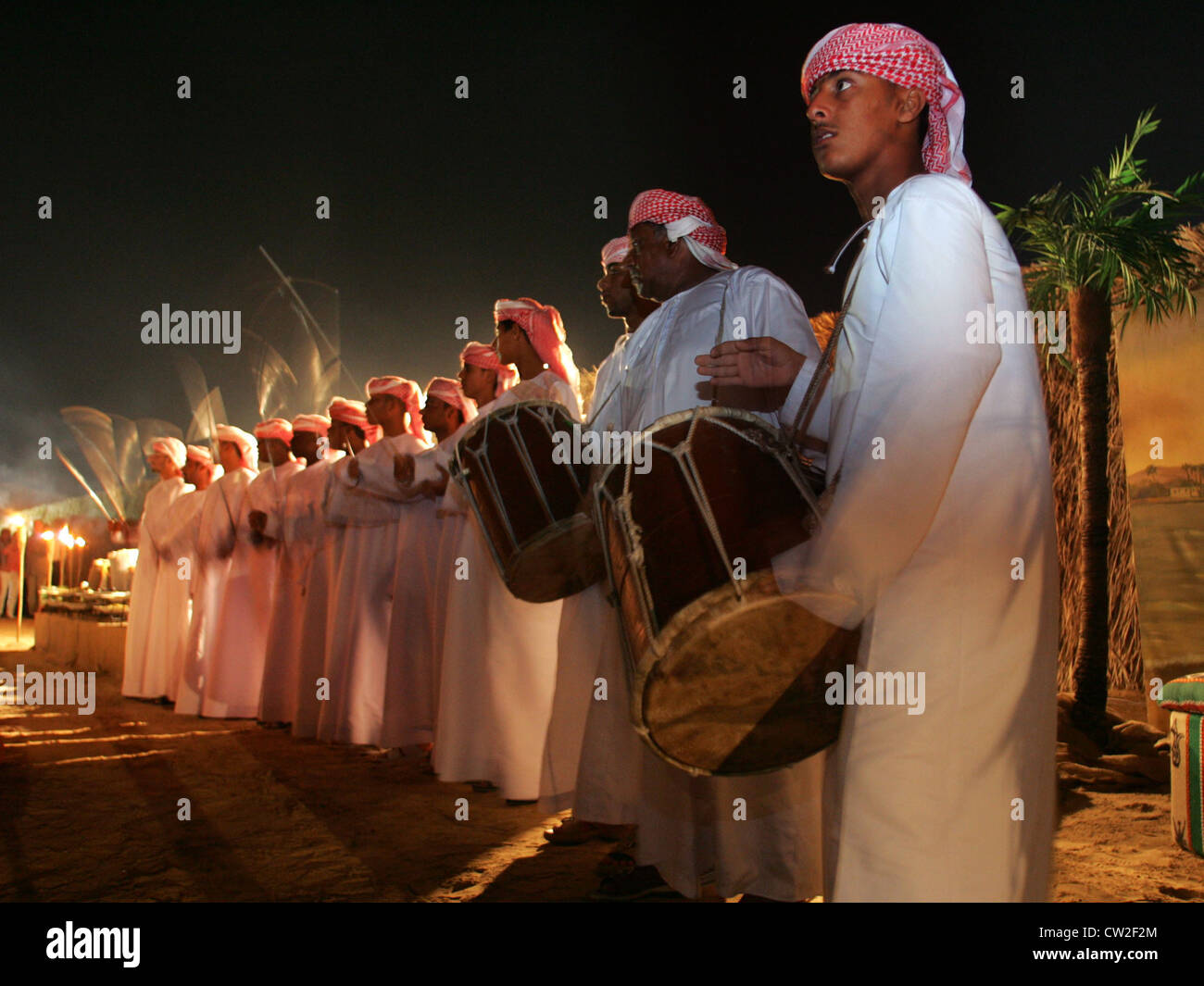 Dubai, traditioneller Tanz auf einem Festival in der Wüste
