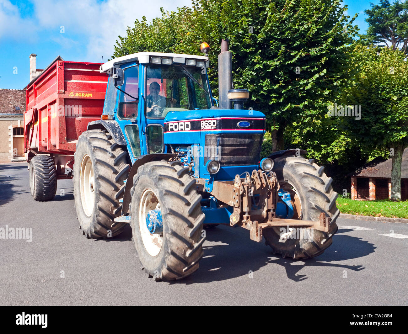 Ford 8630 Traktor ziehen große Anhänger - Frankreich. Stockfoto