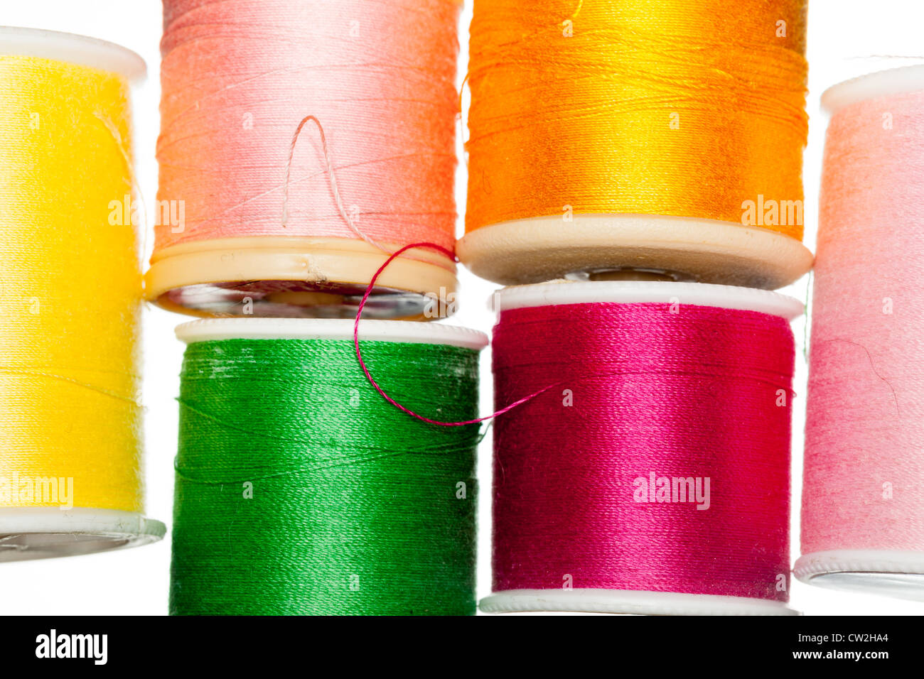 Viele Farben der Baumwollfaden auf Spulen Stockfoto