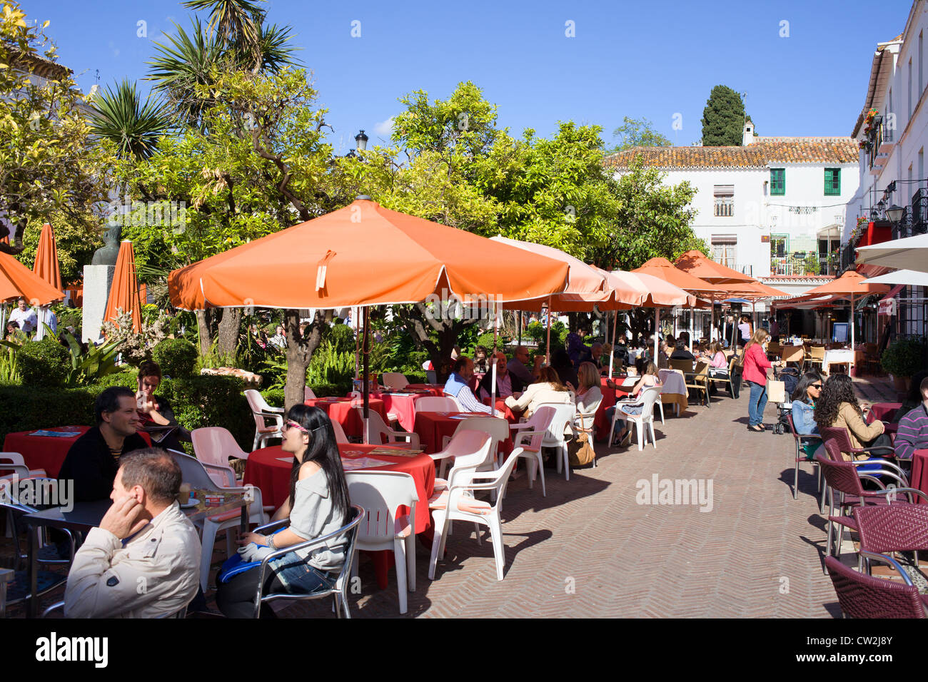 Menschen auf dem Orange-Platz (Spanisch: Plaza de Los Naranjos) Restaurant  in Marbella Resort Stadt an der Costa Del Sol in Spanien Stockfotografie -  Alamy