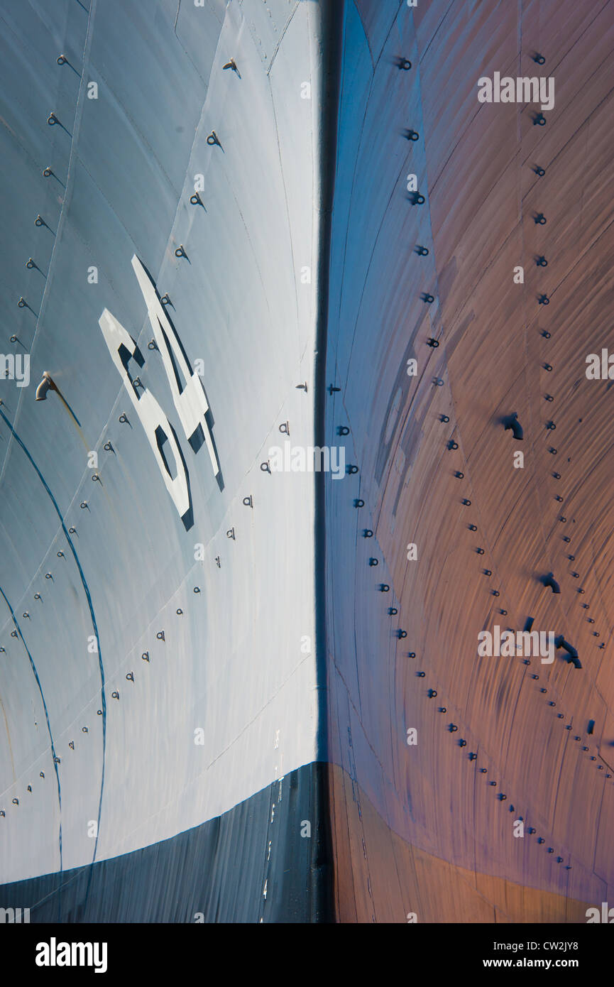 Bogen von einem Kriegsschiff im Hafen von Norfolk, VA Stockfoto