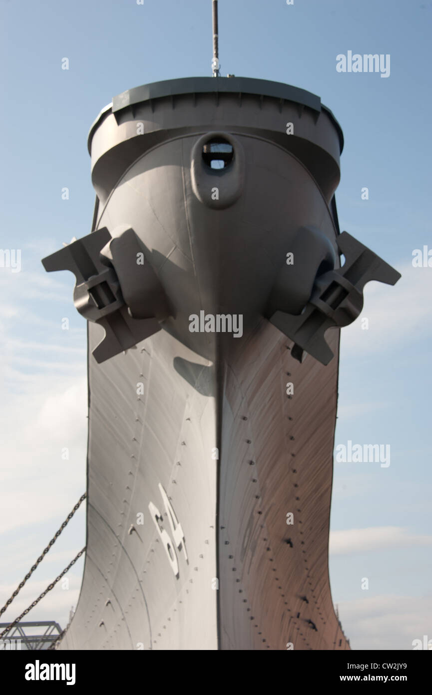 Bogen von einem Kriegsschiff im Hafen von Norfolk, VA Stockfoto