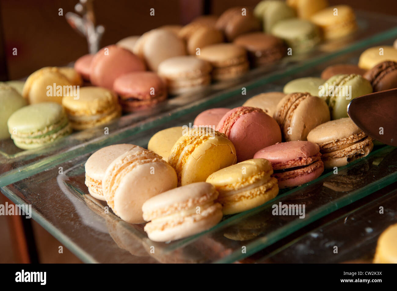 Aromen von Macarons auf dem display Stockfoto