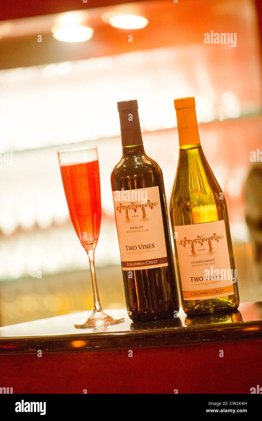 Flaschen Wein und Champagner Glas auf Bar Stockfoto