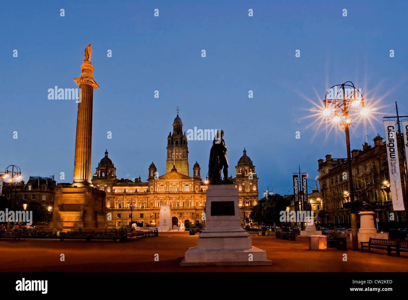 GLASGOW: GEORGE SQUARE IN "THE MERCHANT CITY" GLASGOW CITY CENTRE bei Nacht Schottland Großbritannien Stockfoto