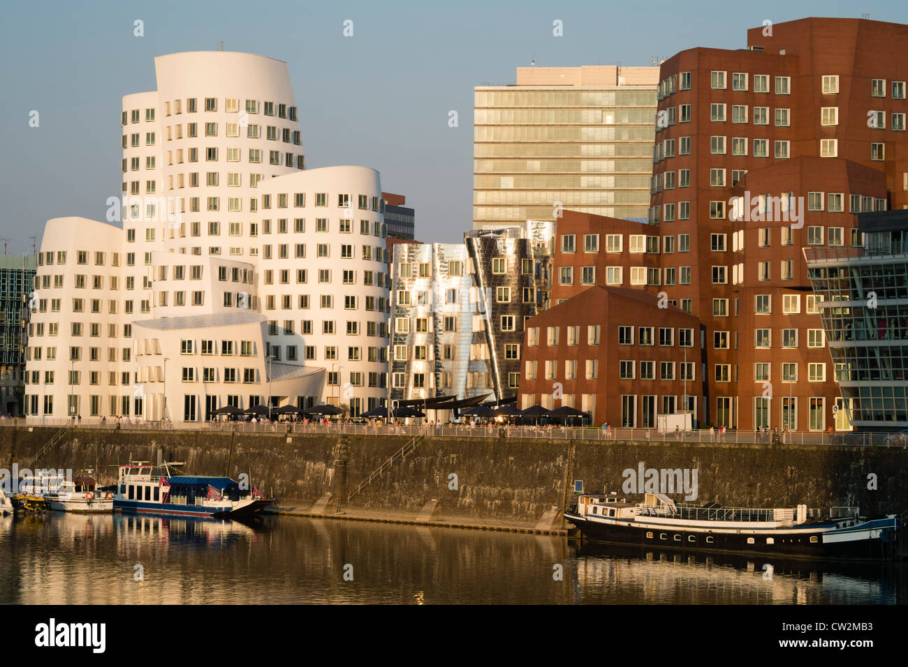 Neuer Zollhof Bauten von Frank Gehry im Medienhafen in Düsseldorf Deutschland Stockfoto