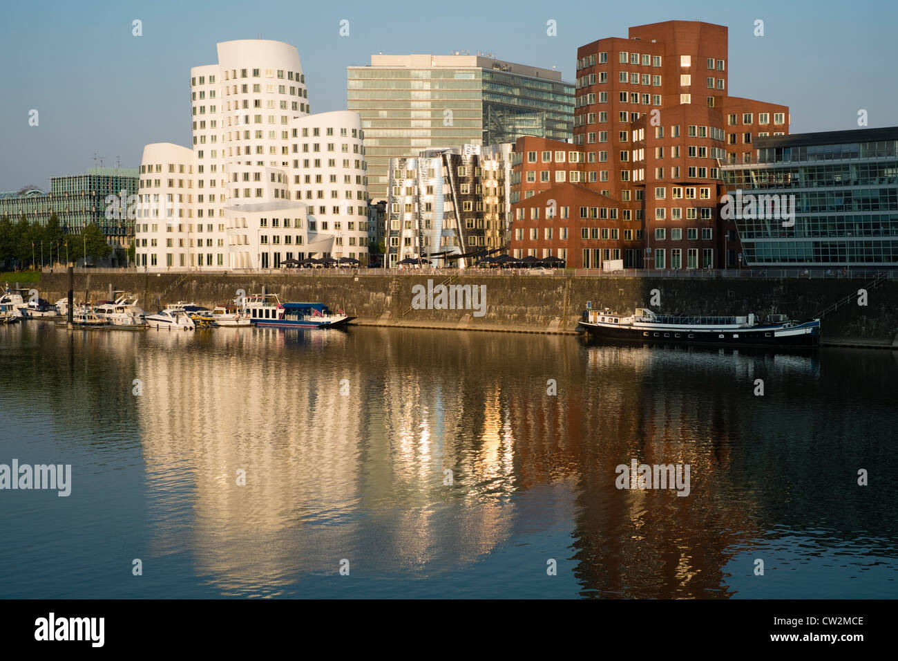 Neuer Zollhof Bauten von Frank Gehry im Medienhafen in Düsseldorf Deutschland Stockfoto