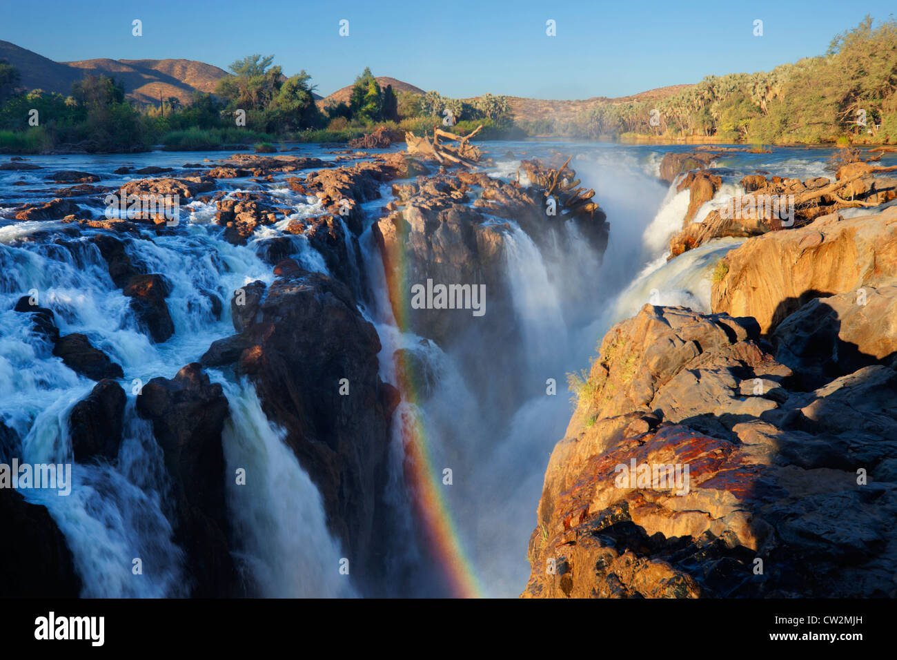 Ein Regenbogen über die Epupa Wasserfälle am Kunene-River.Namibia Stockfoto