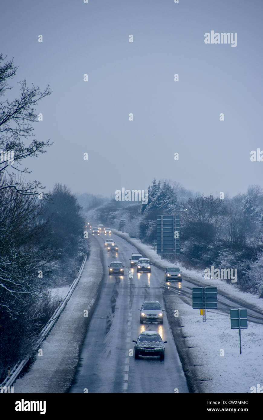 Winter während der morgendlichen Rushhour Fahrbedingungen Stockfoto