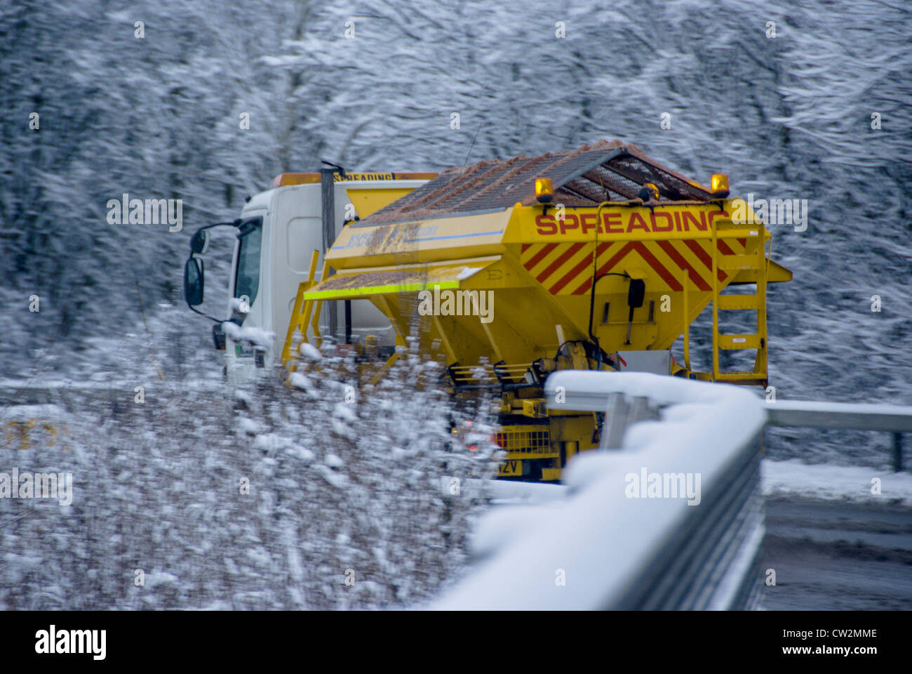 Schließen Sie herauf Bild eines Salzstreuer LKW breitet sich Grit an einem verschneiten Morgen in Oxford Stockfoto