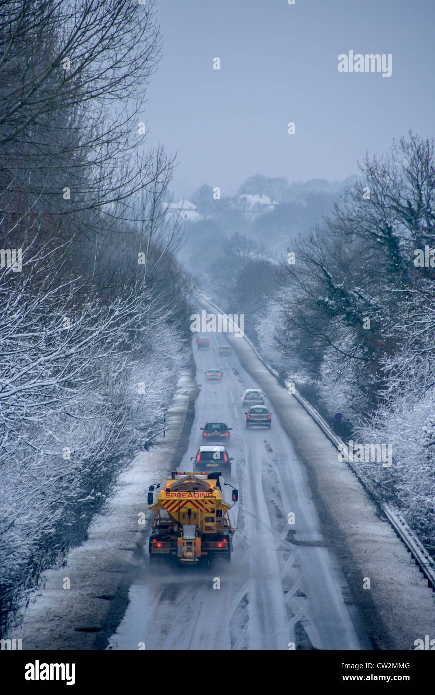 Ein Salzstreuer-LKW auf der A40 in Oxford im Berufsverkehr Stockfoto
