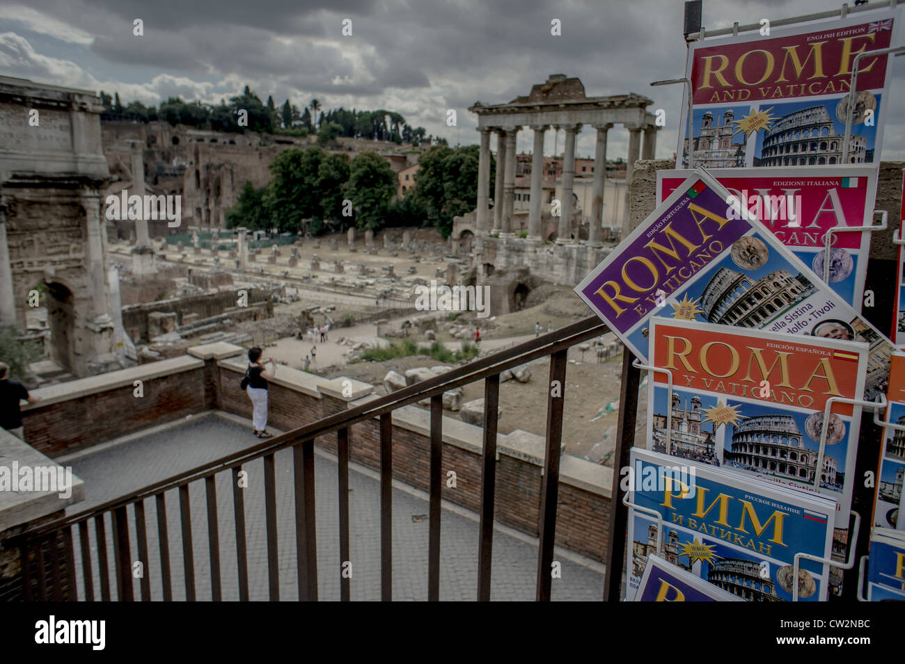 Tour Guides von Rom mit dem Forum im Hintergrund Stockfoto