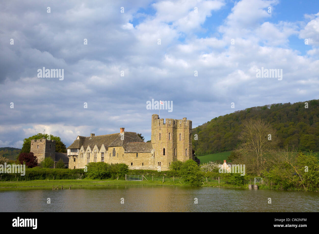 Stokesay Castle befestigten mittelalterlichen Herrenhaus und Kirche in der Frühlingssonne, Shropshire, England, Vereinigtes Königreich, UK, GB, Stockfoto