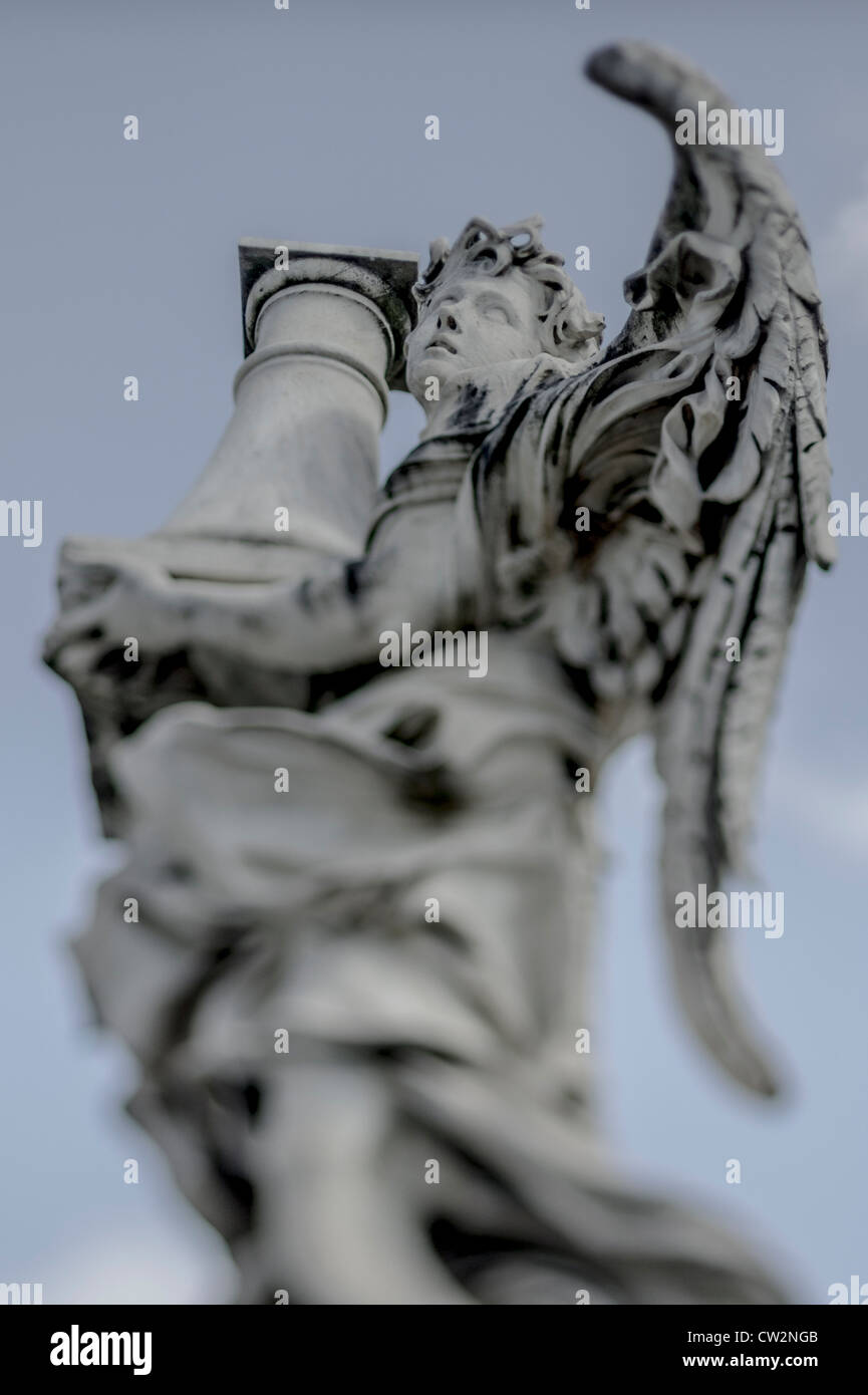 Engel-Statue befindet sich auf der San Angelo Brücke über den Tiber, Rom, Italien Stockfoto