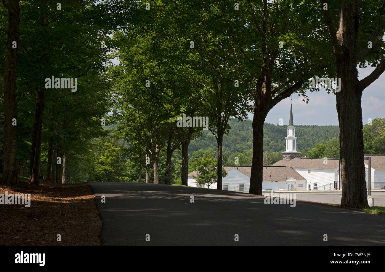 Südlichen Royalton, Vermont - Bäume säumen eine Straße vorbei an einer Mormone-Kirche am Joseph Smith Memorial Stockfoto