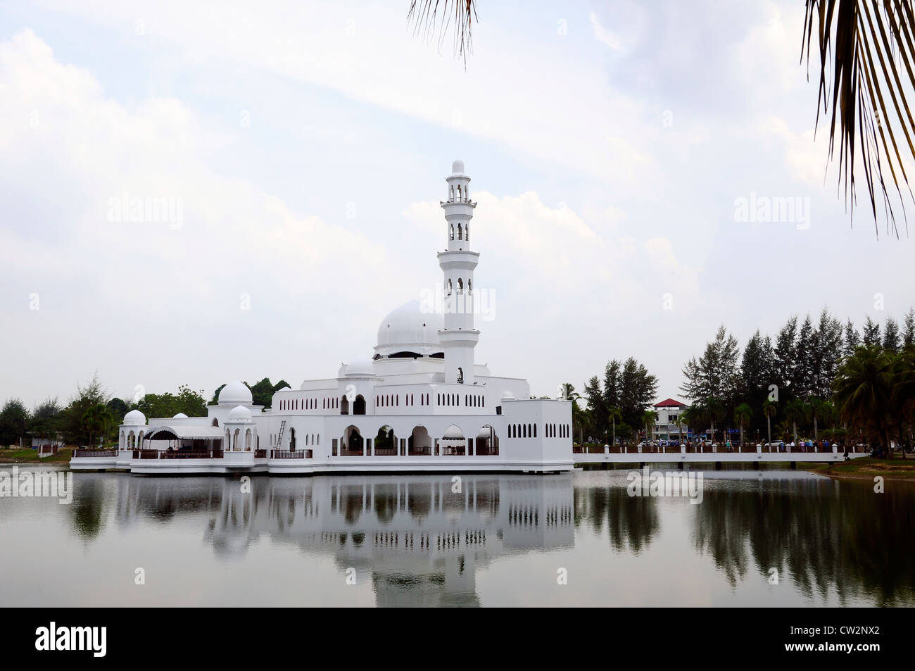Eine weiße Moschee entstand am Rande des Seewasser. Stockfoto