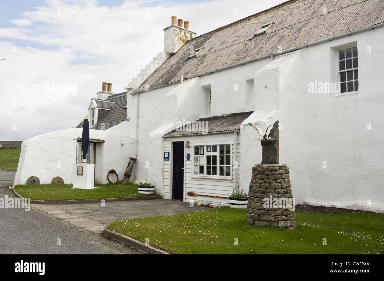 Bobby Tulloch Denkmal außerhalb des alten Haa des Brough der Museumsinsel Erbes in Burravoe schreien Shetland-Inseln Schottland, Vereinigtes Königreich Stockfoto