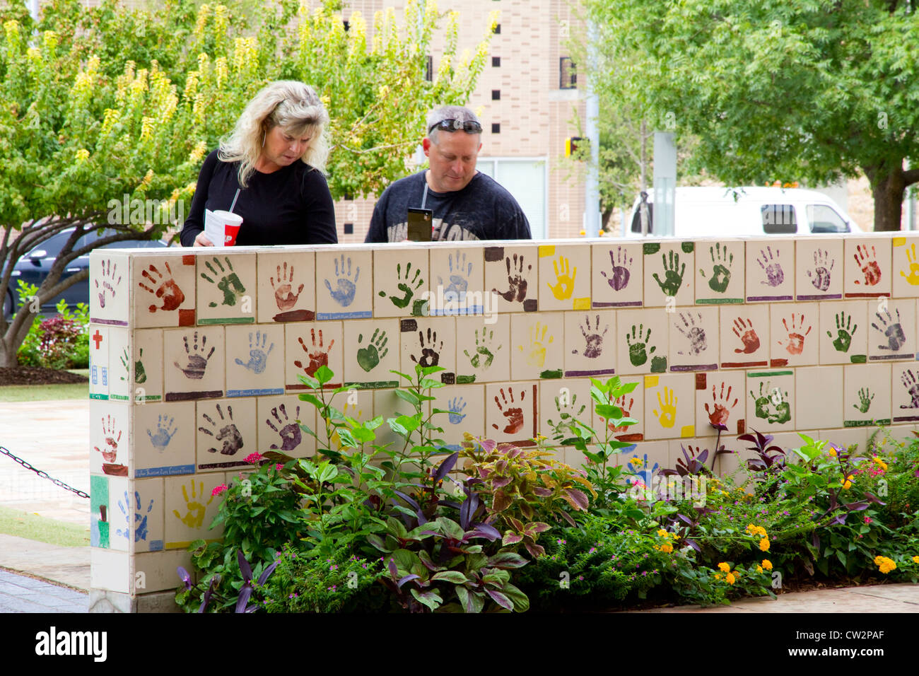 Wand Fliesen, handgemalt von Kindern zu Ehren von 1995 Bombardierung, Oklahoma Memorial & Nationalmuseum, Oklahoma City, OK, USA Stockfoto