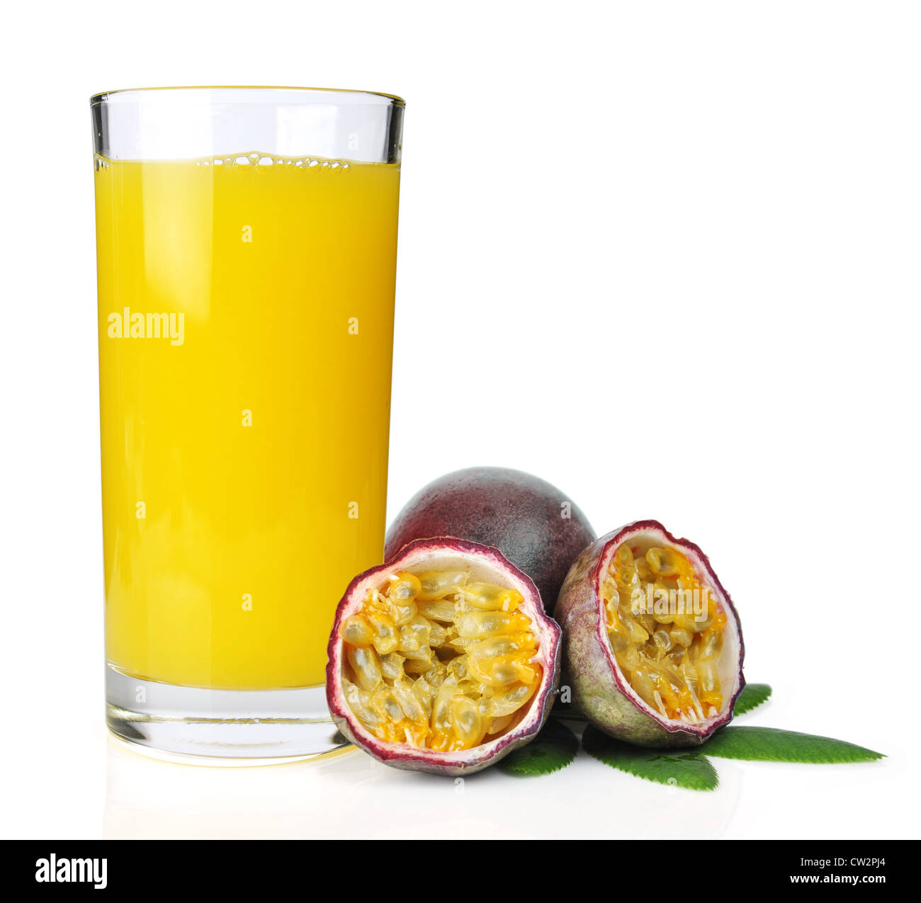 Passionsfrucht/Maracuja mit frischem Saft isoliert auf weißem Hintergrund Nahaufnahme Stockfoto