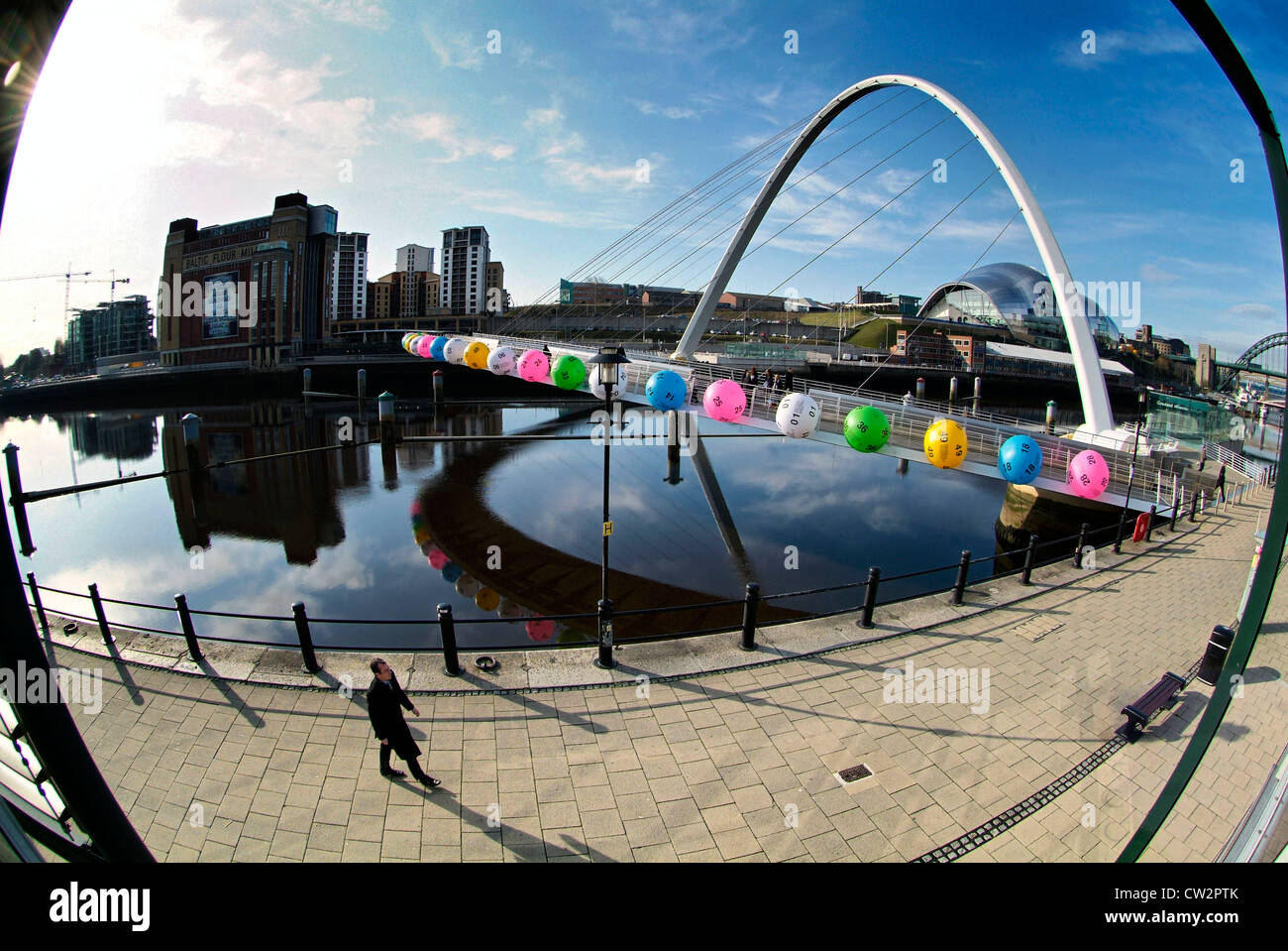 Newcastle Upon Tyne, Tyne and Wear.  Die Gateshead Millennium Bridge, Baltic Kunstgalerie und Salbei Arts Centre. Nationale Lotterie. Stockfoto