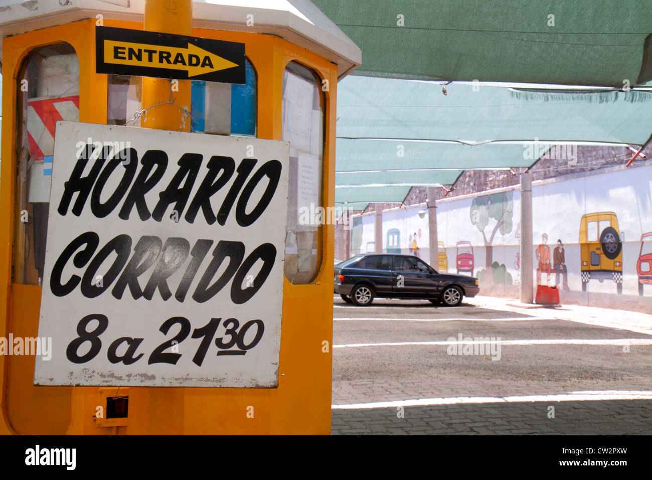 Mendoza Argentinien, Avenida Espejo, Parkplatz, Eingang, Auto, Platz, Aufsichtsperson, Schild, spanische Sprache, zweisprachig, Öffnungszeiten, Wandgemälde, Lateinamerika Stockfoto