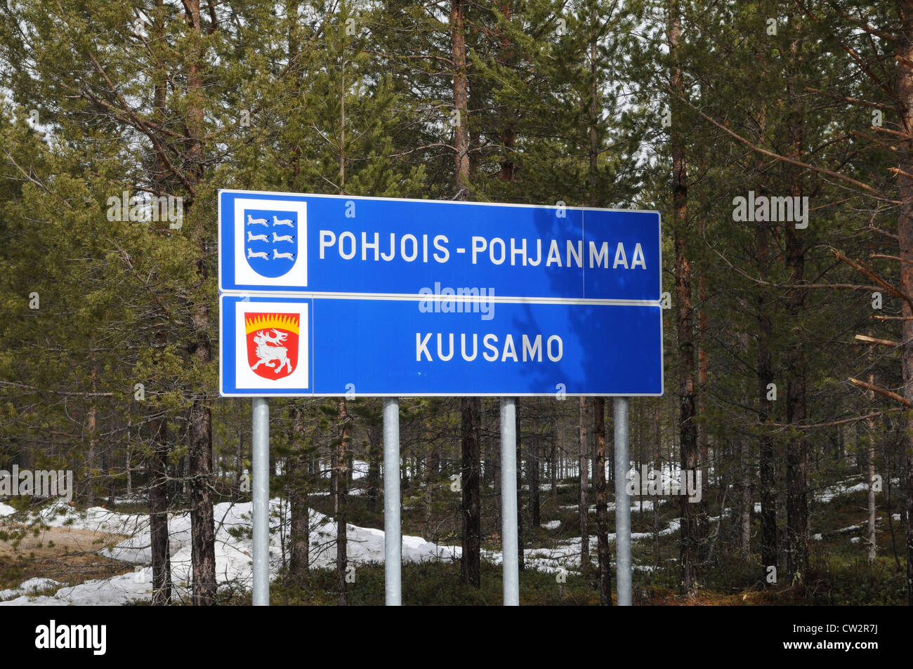 Schild in den Nadelwald der finnischen Taiga, Finnland Stockfoto