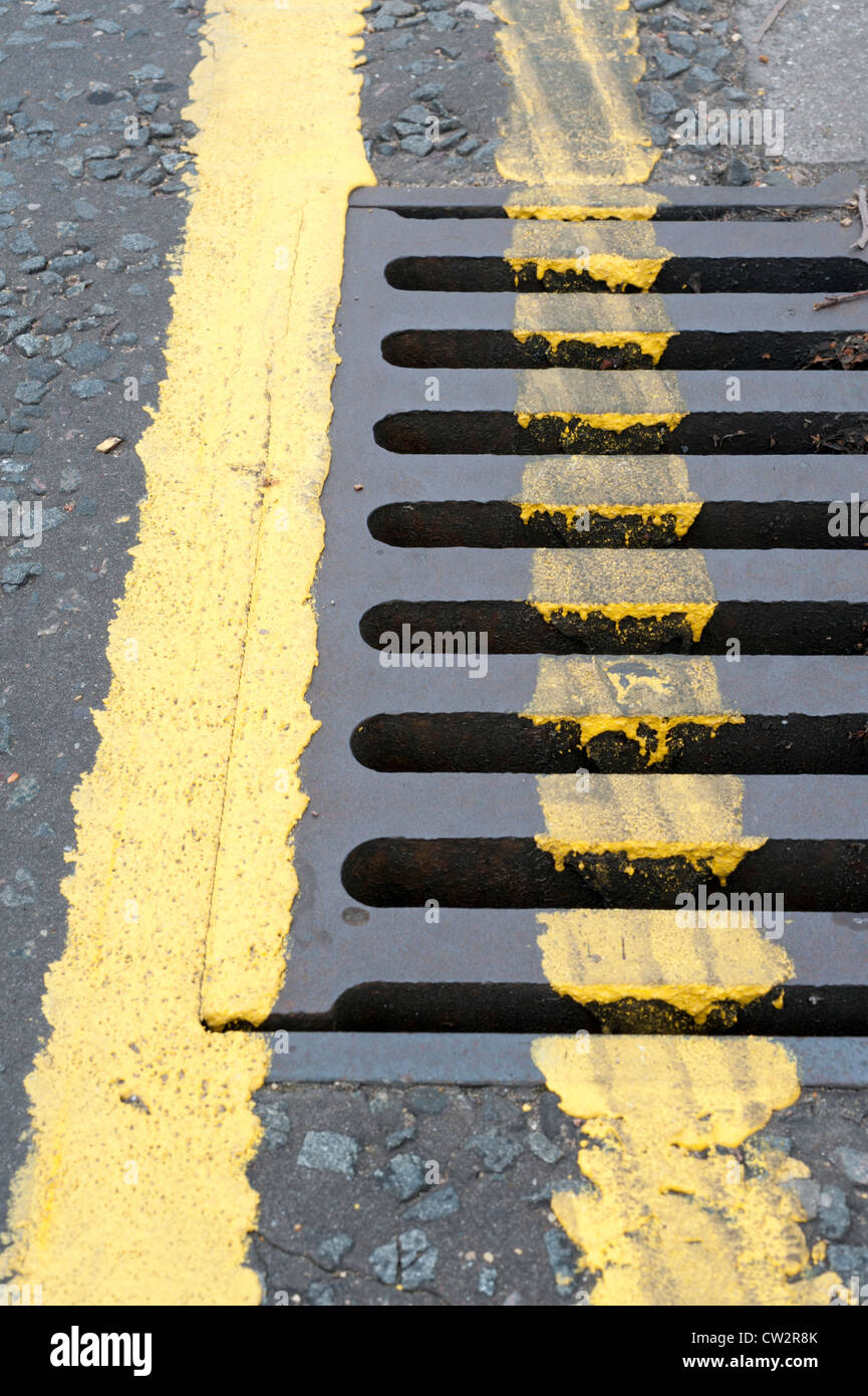 Doppelte gelbe Linien auf einer Straße hautnah Stockfoto