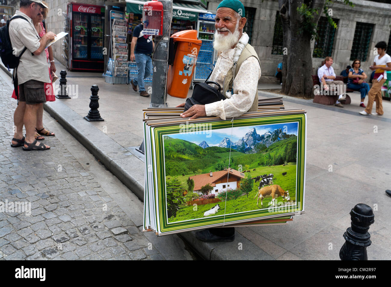 Turkisk Mann Plakate in der Straße von Istabul Türkei zu verkaufen Stockfoto