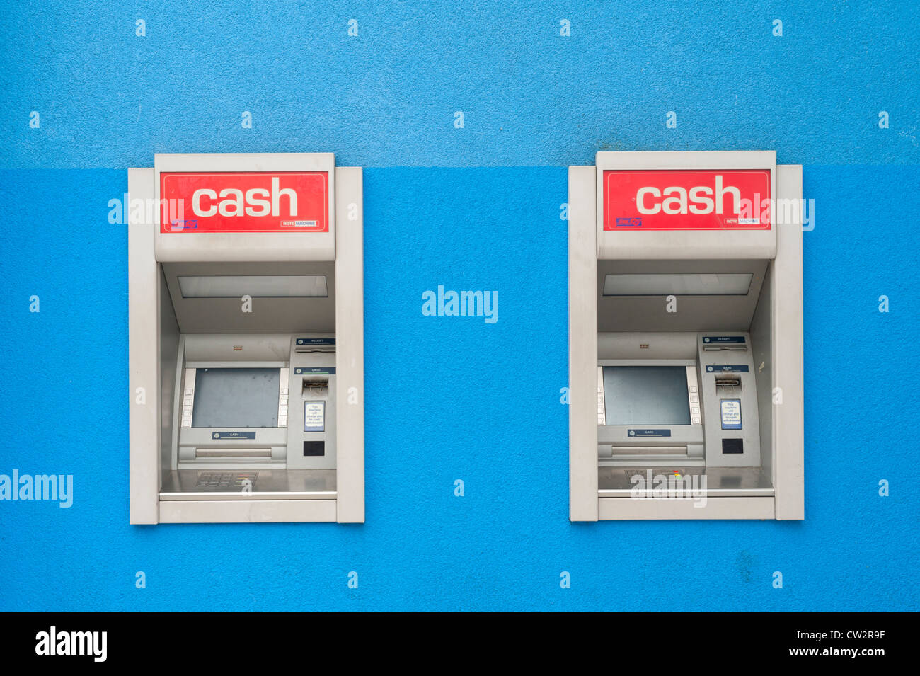 Zwei Geldautomaten auf einen blau gestrichenen Wand Stockfoto
