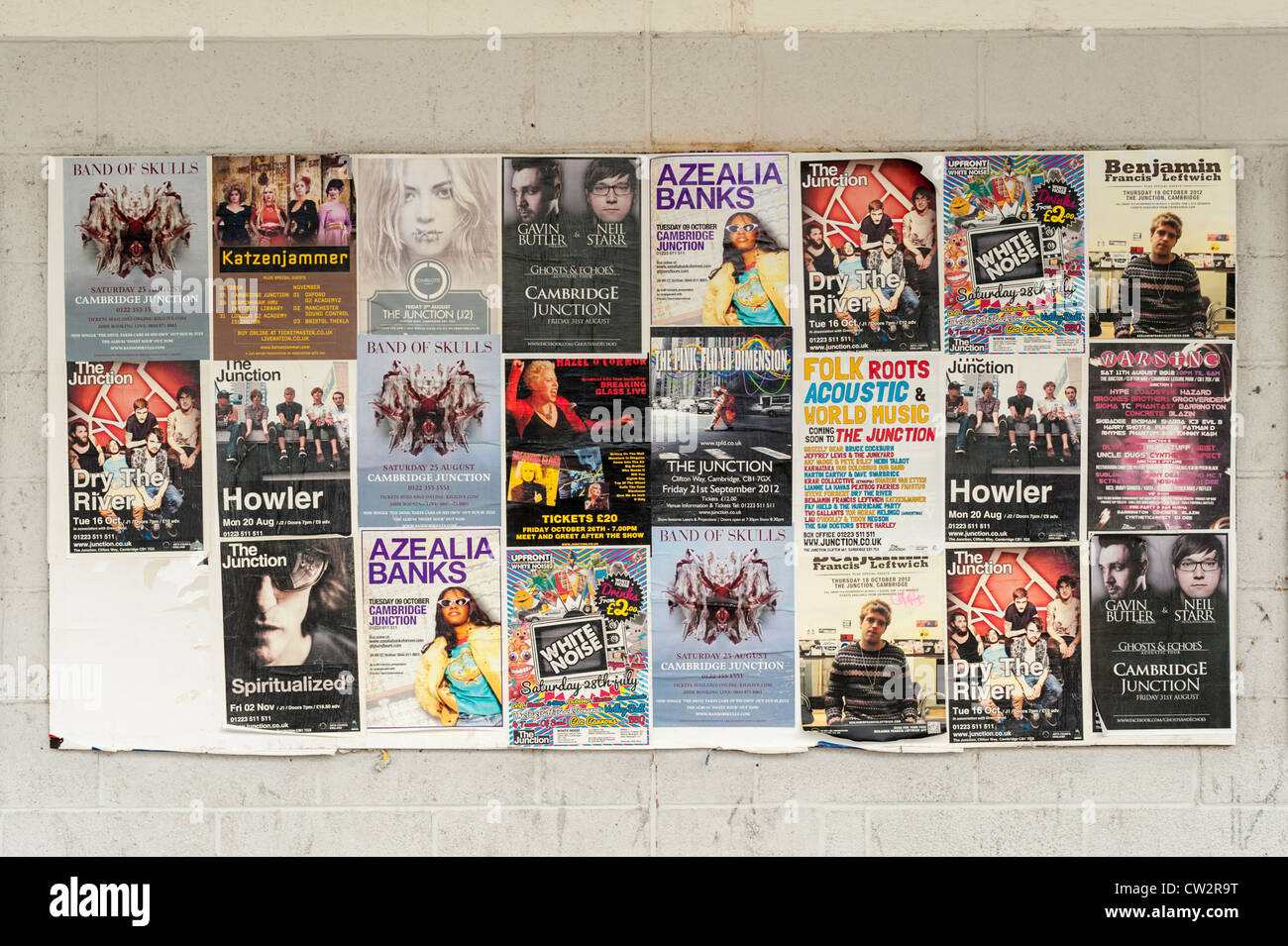Plakate hängen an der Wand außerhalb der Kreuzung Theater und Konzert Veranstaltungsort Cambridge Stockfoto