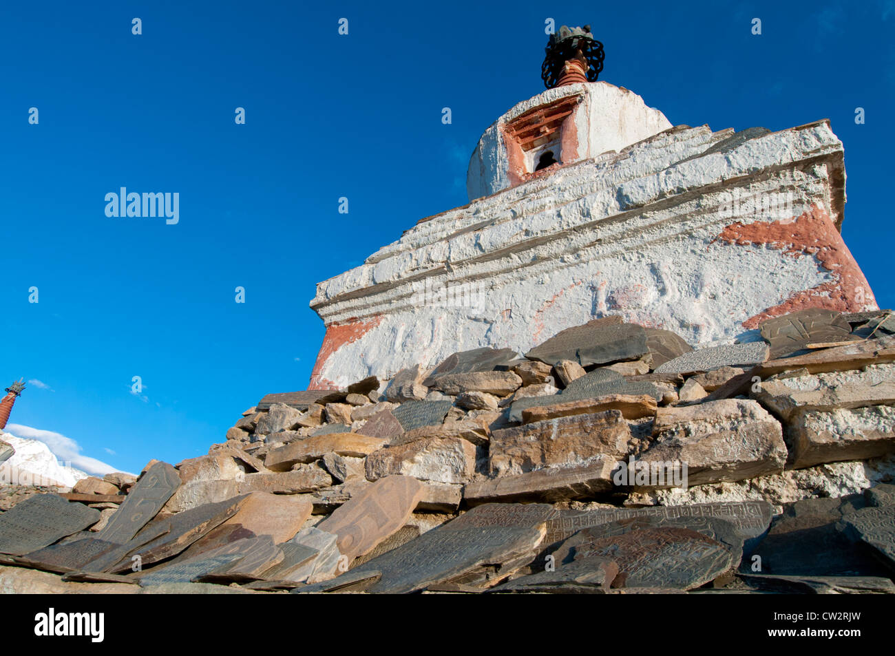 Geschmückten Tschörten und Gebet Steinen vor blauem Himmel in großer Höhe Dorf von Korzok, Ladakh, Indien Stockfoto