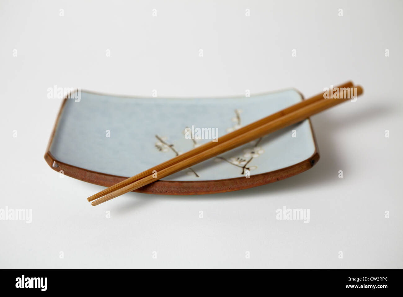 Japanisches Gericht mit Stäbchen Stockfoto