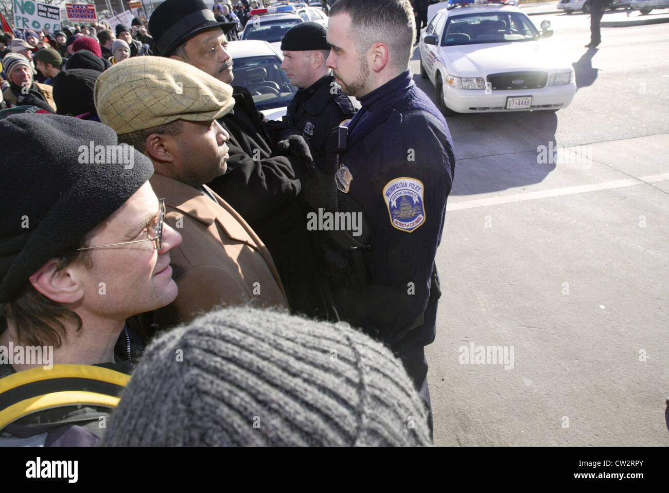 Reverend Jesse Jackson und Demonstranten werden von der Metropolitan Police in Washington DC während einer großen anti-Krieg-Rallye führt u blockiert. Stockfoto