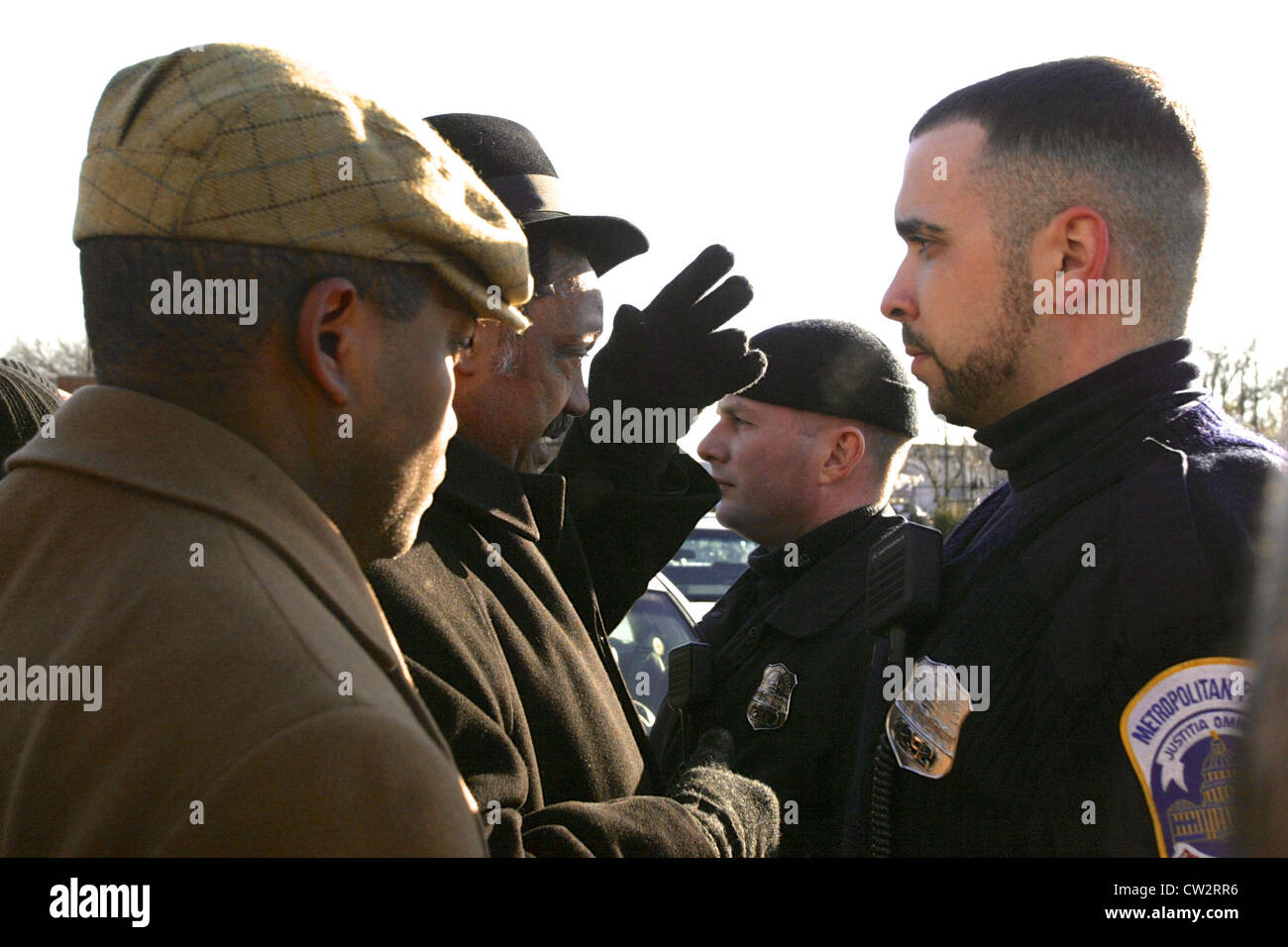 Reverend Jesse Jackson und Demonstranten werden von der Metropolitan Police in Washington DC während einer großen anti-Krieg-Rallye führt u blockiert. Stockfoto