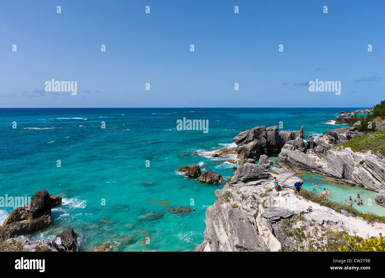 Schöne Horseshoe Bay, Bermuda. Es gibt Schwimmer in das Wasser und die Menschen auf Klippen. Stockfoto