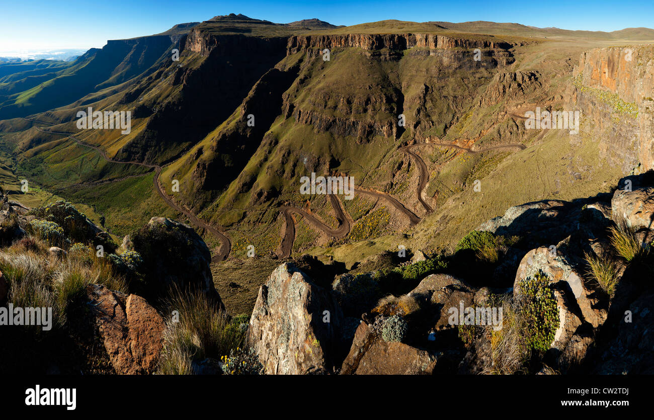 Malerische Aussicht auf die kurvenreiche Bergstrasse Sani Pass.South Afrikas Stockfoto