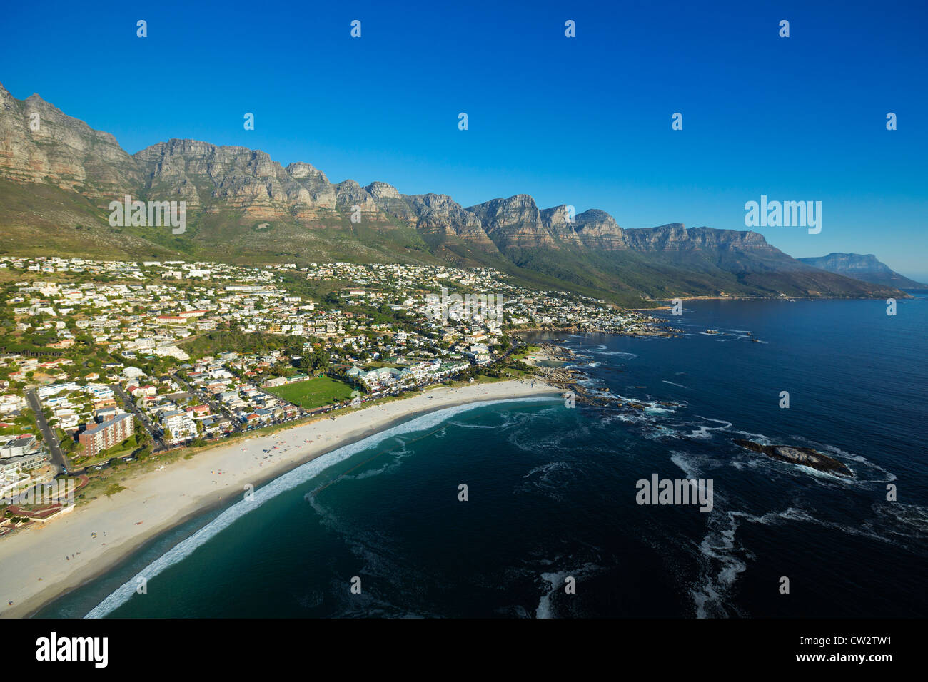 Luftaufnahme von Camps Bay mit Blick auf die zwölf Apostel Bergkette. Cape Town.South Afrika Stockfoto