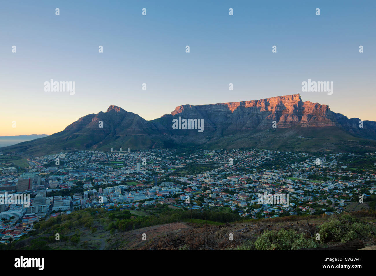 Kapstadt Zentrum bei Sonnenaufgang mit Blick auf den Tafelberg. Cape Town, Südafrika Stockfoto