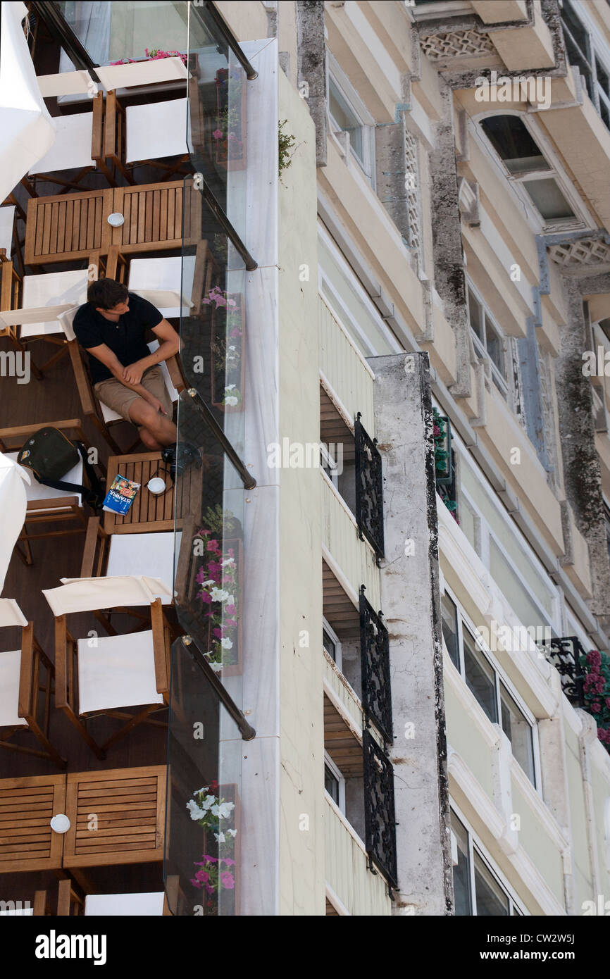 Tourist sitzt auf dem Dach Cafe in Istanbul Türkei Stockfoto