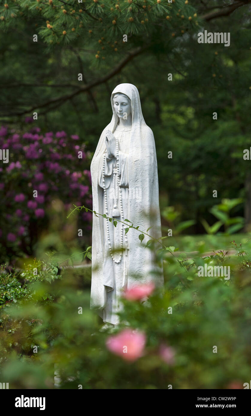 Rosengarten mit Statue der Gottesmutter. Stockfoto