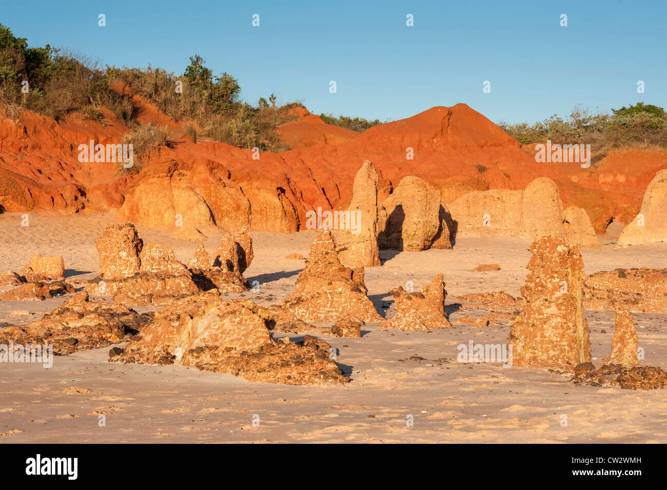 Die Bingle Bingles Felsformationen bei Sonnenuntergang am Strand von Reddell, Broome Stockfoto