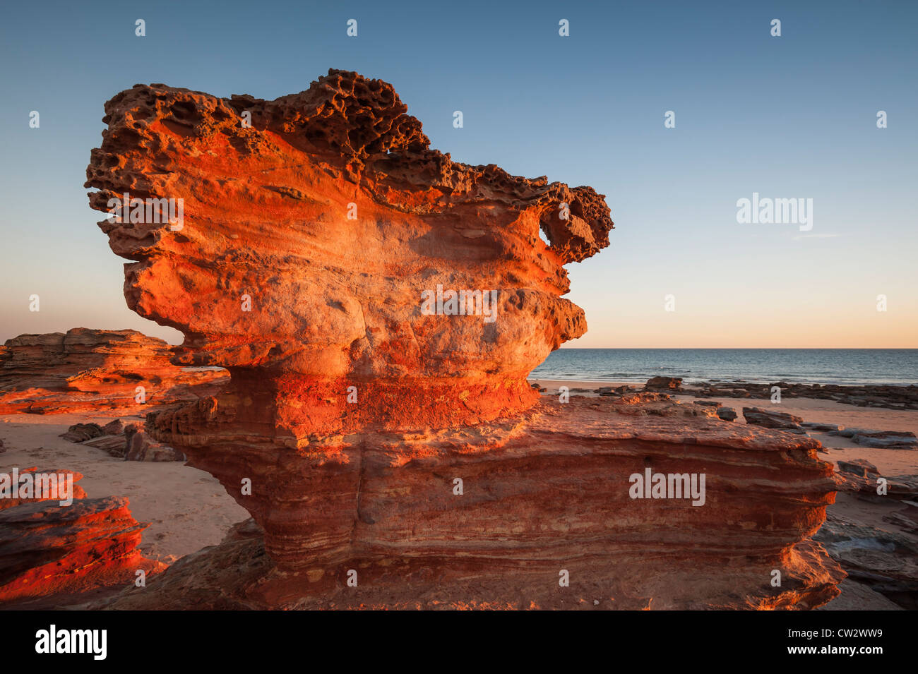 Die Bingle Bingles Felsformationen bei Sonnenuntergang am Strand von Reddell, Broome Stockfoto