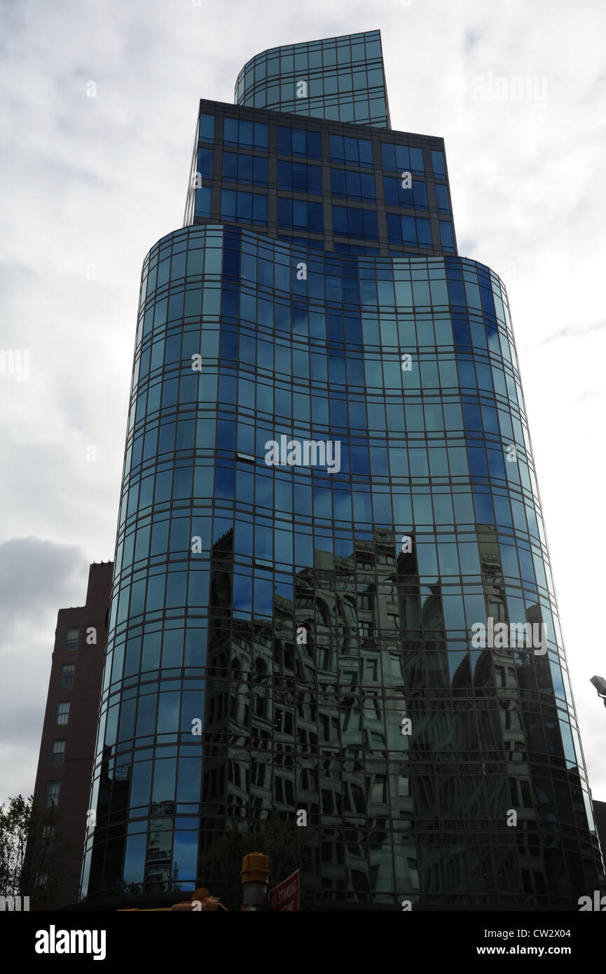 Grauen Himmel Porträt geparkt Wanamaker Gebäude reflektieren Glas Fassade Chase Bank Tower, East 8th Street, East Village, New York Stockfoto