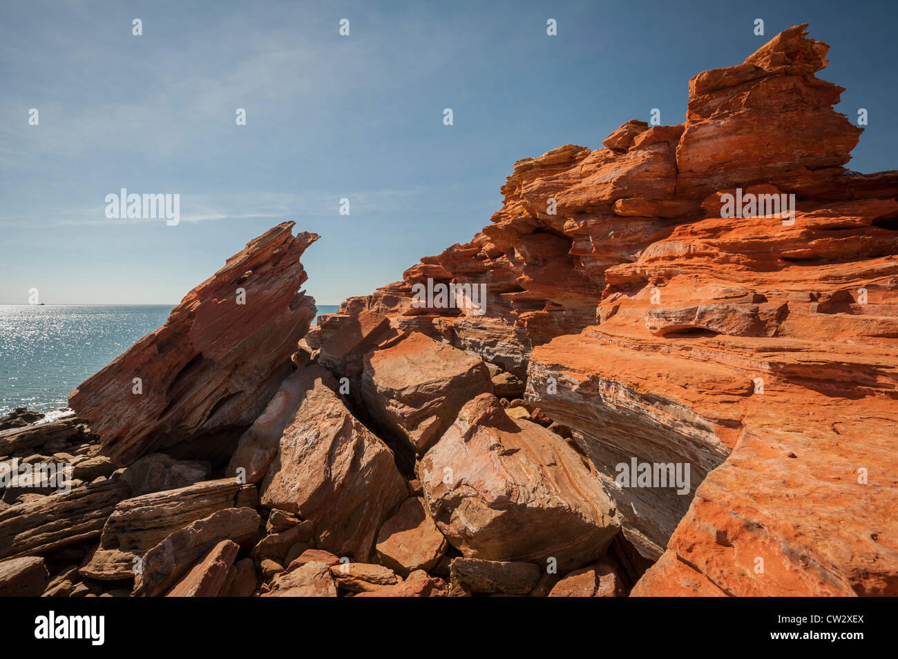 Die roten Klippen in krassem Widerspruch zu der Tiefe blauer Himmel und Ozean am Gantheaume Point, Broome, Western Australia, Australia Stockfoto