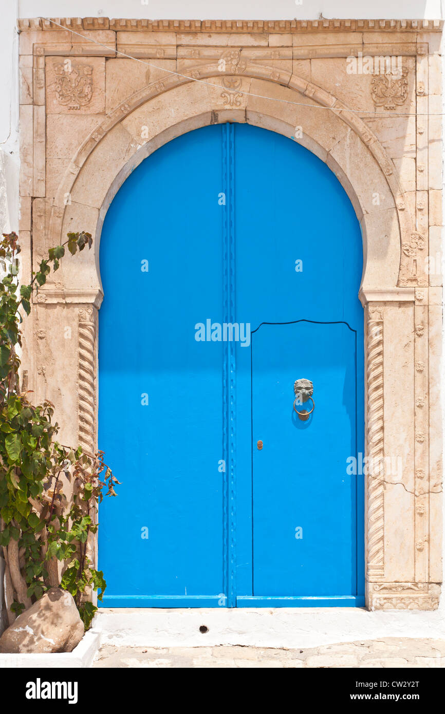 Eine blaue Tür in den nordafrikanischen Dorf Sidi Bou Said, Tunesien. Stockfoto