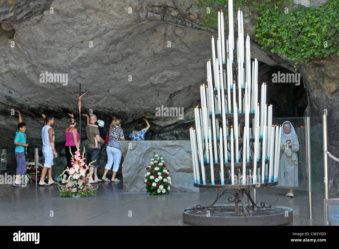 Grotte de Massabielle die Höhle im Frühjahr produziert das Lourdes-Wasser steigt und wo regelmäßig Gottesdienste abgehalten werden. Stockfoto