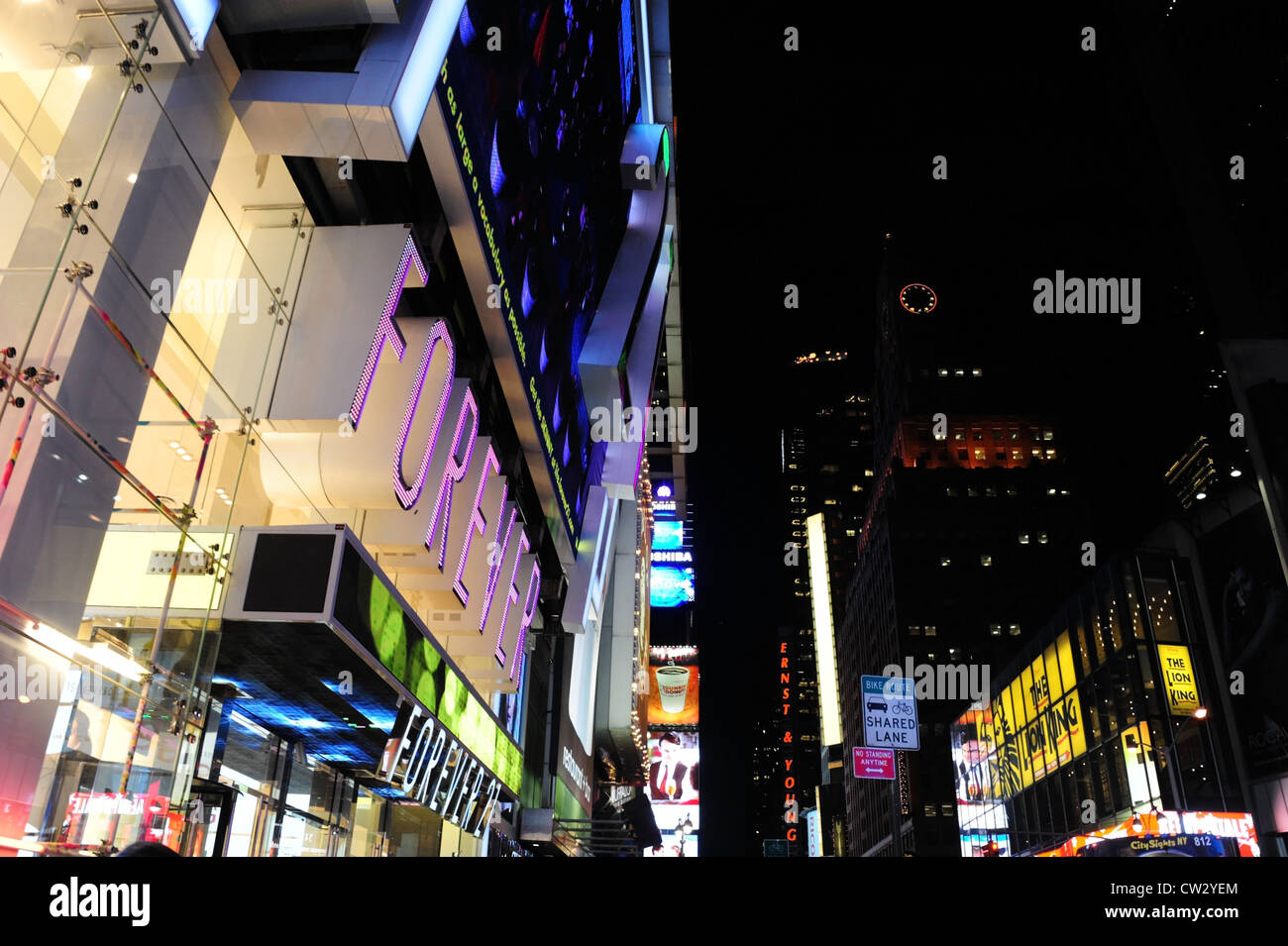 Nacht Neon Farben Schrägansicht, Richtung 1 Times Square, Glas Fassade